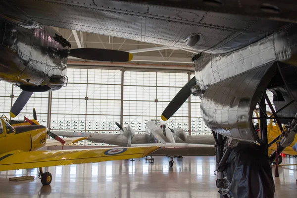 Самолёты Эпохи Второй Мировой Войны Стоящие Перед Закрытой Дверью Ангара — стоковое фото