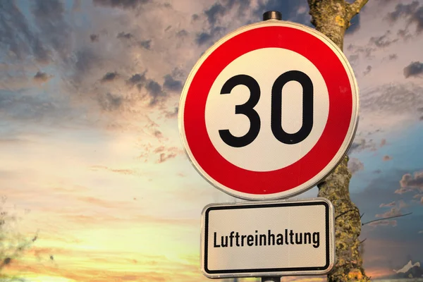 Een Ondiepe Focus Shot Van Speed Limit Wegwijzer Een Prachtige — Stockfoto