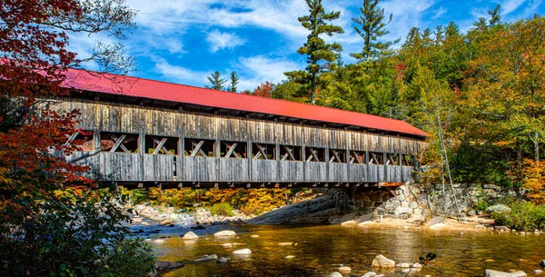 Una Bella Foto Ponte Legno Con Tetto Rosso Che Attraversa — Foto Stock