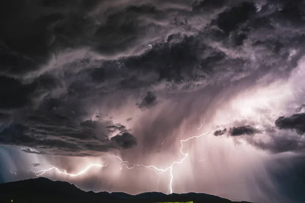 Uma Vista Dramática Trovão Céu Escuro Nublado — Fotografia de Stock