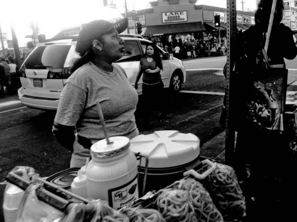 Uma Foto Tons Cinza Pessoas Aleatórias Lojas Uma Rua Centro — Fotografia de Stock