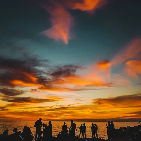 Les Silhouettes Groupe Jeunes Amis Amusant Sur Plage Coucher Soleil — Photo