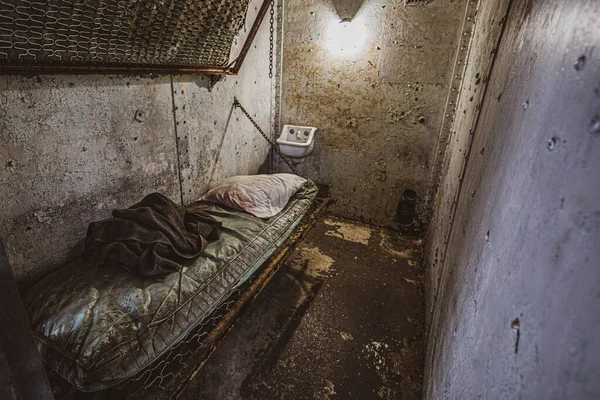 一个废弃的旧牢房的高角镜头 — 图库照片
