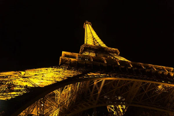 Een Lage Hoek Van Beroemde Eiffeltoren Nachts Met Lichten Parijs — Stockfoto