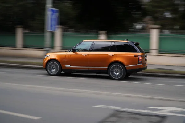 Een Luxe Range Rover Straat Beweging Wazig — Stockfoto