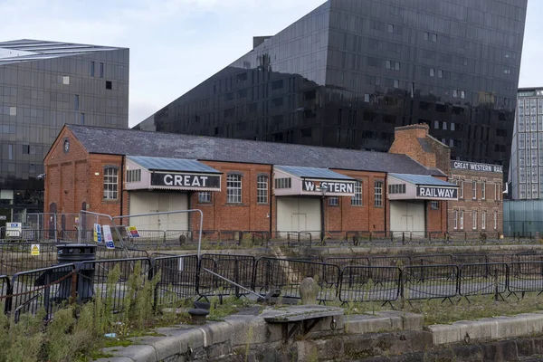 Old Western Järnvägsstation Liverpool Med Moderna Byggnader Bakgrunden — Stockfoto