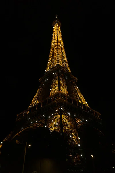 Een Lage Hoek Opname Van Eiffeltoren Nachts Met Lichten Parijs — Stockfoto