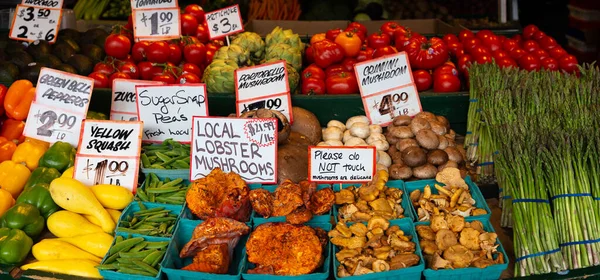 Uma Exibição Frutas Legumes Mercado Público Seattle Nos Estados Unidos — Fotografia de Stock