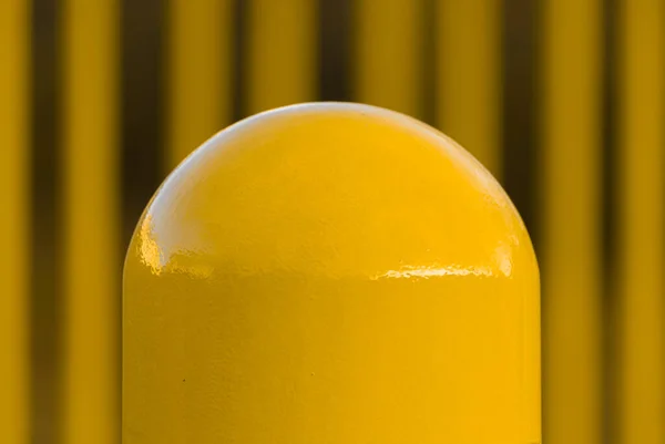 Detailní Záběr Žluté Tyče Rozmazaném Žlutém Plotu Pozadí — Stock fotografie