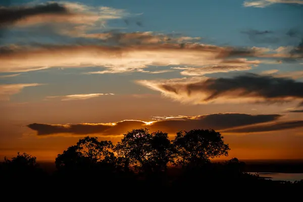 Nahaufnahme Eines Wunderschönen Sonnenuntergangs Hinter Den Bäumen — Stockfoto