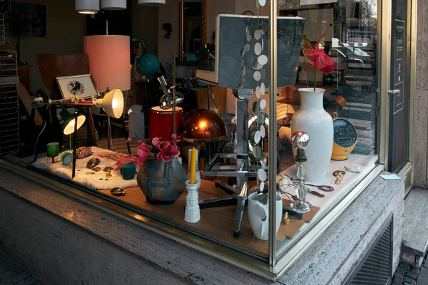 Krásný Záběr Vintage Váz Světly Okně Obchodu Mnichově Německo — Stock fotografie