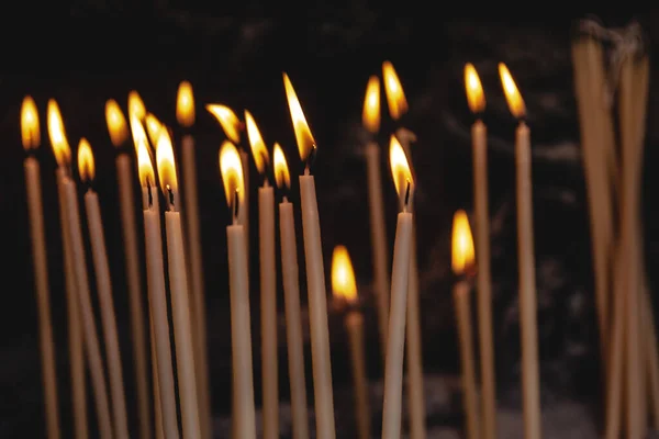 Piękne Zbliżenie Płonących Świec Religijnym Miejscu — Zdjęcie stockowe