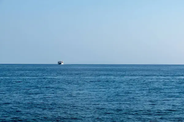 Красивый Вид Океан Фоне Безоблачного Неба — стоковое фото