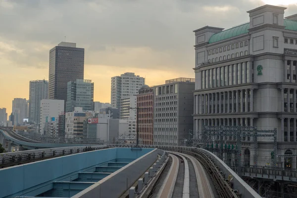 背景に大きな建物を持つ東京都内のモノレール線 — ストック写真