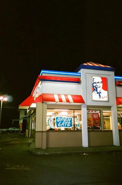 Plano Vertical Restaurante Kentucky Fried Chicken Por Noche Portland Estados —  Fotos de Stock