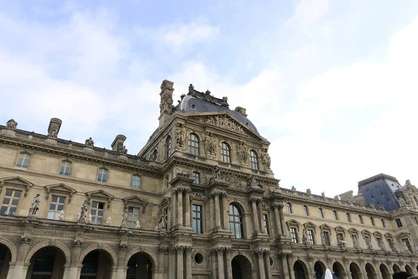Nízký Úhel Záběru Fasády Muzea Louvre Paříži Francie — Stock fotografie