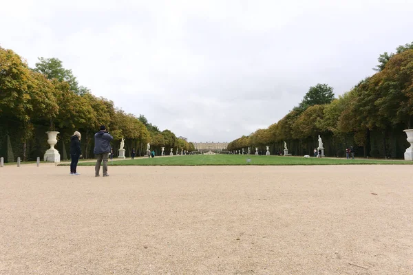 フランス パリのヴェルサイユ宮殿に続く庭園 — ストック写真