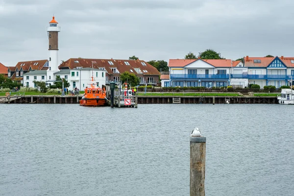 ドイツのTimmendorf港にある家や灯台付きの海の水の中のボートの眺め — ストック写真