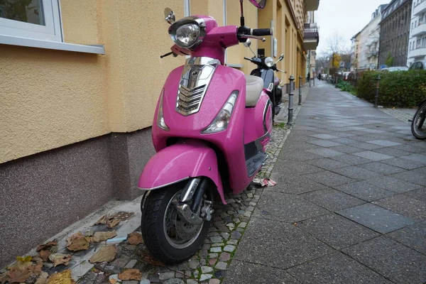 Uno Scooter Rosa Parcheggiato Sul Marciapiede Una Strada Berlino — Foto Stock