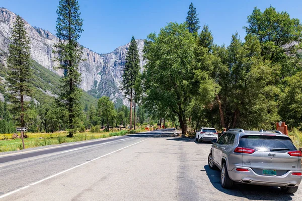 Blick Auf Geparkte Autos Auf Einer Straße Yosemite Nationalpark — Stockfoto