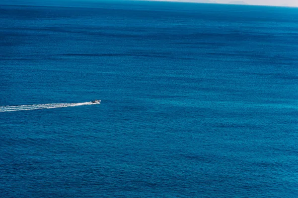 Bela Foto Alto Ângulo Barco Branco Atravessando Oceano — Fotografia de Stock