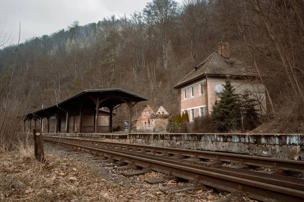 Una Hermosa Toma Ferrocarril Con Casas Lado —  Fotos de Stock