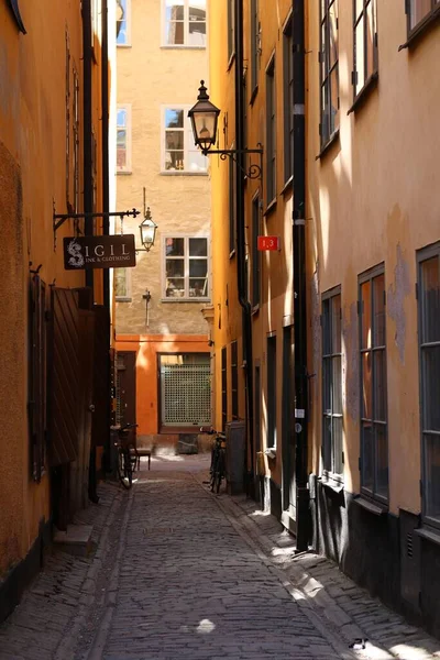 Vue Verticale Une Rue Étroite Dans Vieille Ville Gamla Stan — Photo