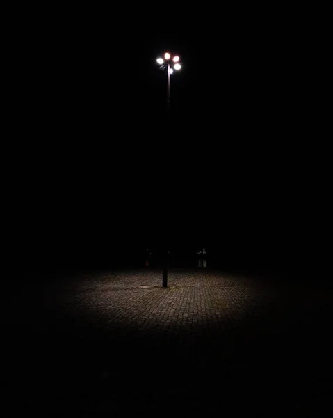 Uma Única Lâmpada Rua Iluminando Escuridão — Fotografia de Stock