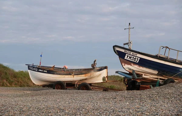 Крупный План Двух Небольших Рыбацких Лодок Галечном Пляже Уэйборне Норфолк — стоковое фото