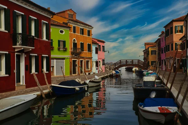 Вид Цветные Дома Канал Изогнутый Деревянный Мост Острове Бурано Венеция — стоковое фото