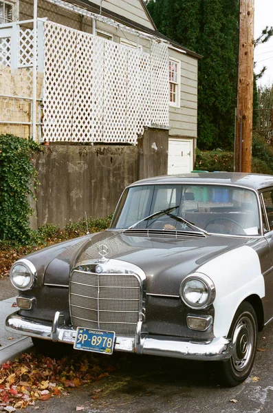 城市住宅区街上一辆老式奔驰轿车的垂直镜头 — 图库照片
