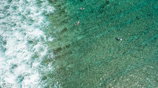 Uma Vista Aérea Superior Surfista Masculino Nadando Uma Água Tranquila — Fotografia de Stock