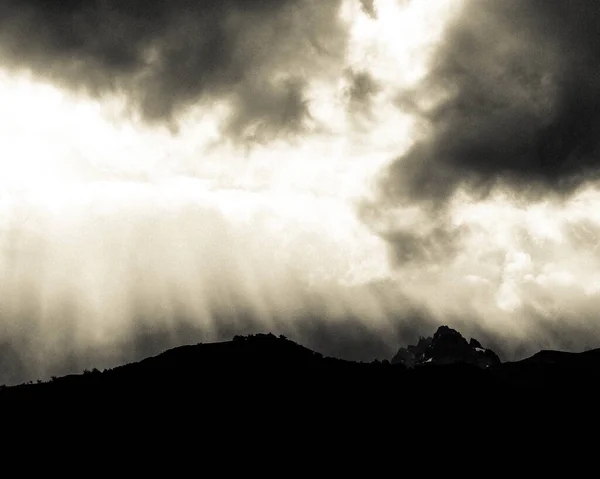 Oblaka Nad Siluetami Hor — Stock fotografie