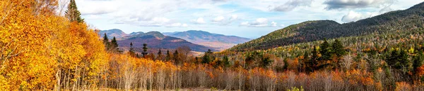 Malebný Záběr Kouzelné Podzimní Krajiny Horami Lesy — Stock fotografie