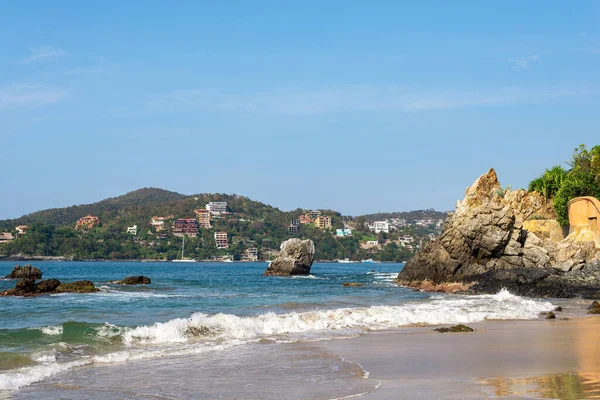 Ixtapa Zihuatanejo 'daki La Ropa plajının bir resmi.