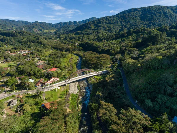 Una Toma Aérea Puente Sobre Río Rodeado Árboles Campo — Foto de Stock