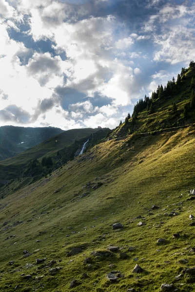 Arka planda bulutlar olan yüksek rakımlı dağların dikey çekimi