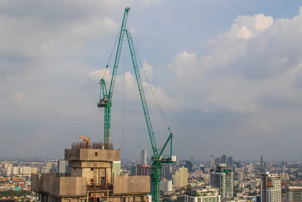 高層ビルの屋根の上の建設クレーンの眺めバンコク — ストック写真