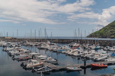 Angra do Heroismo limanının manzarası, Terceira Adası, Portekiz