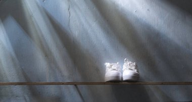 Üstteki beyaz ayakkabılar