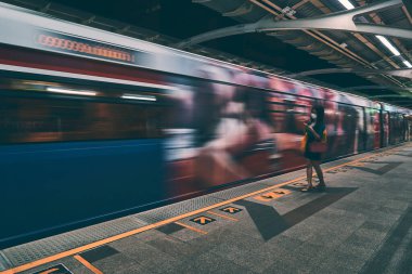 Bangkok 'taki BTS metro istasyonuna yakın çekim.