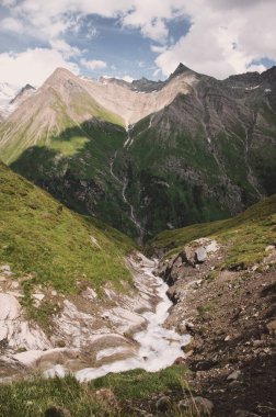 Dağlık arazinin dikey görüntüsü