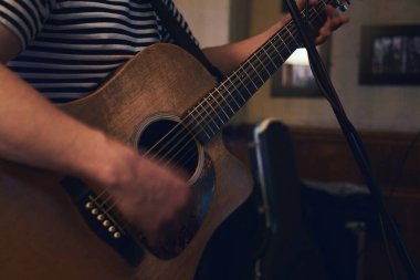 Konserde klasik gitar çalan bir adam