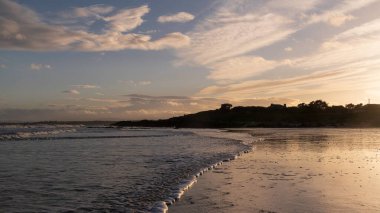 Güneşli bir günde güzel bir deniz manzarası.
