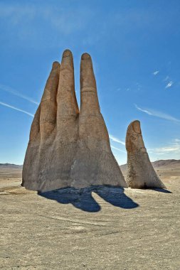Şili 'deki Atacama Çölü' nde heykel elinin dikey bir çekimi