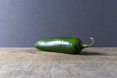 Yeşil biber ve düz duvar arkaplanı.