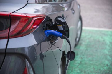 Elektrik kablosunun fişe takılı olduğu yakın plan..
