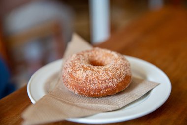 Elmalı çöreğin tabakta yakın plan fotoğrafı.
