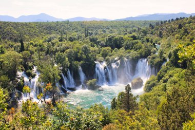 Trebizat nehrindeki Kravica şelalesinin büyüleyici manzarası.