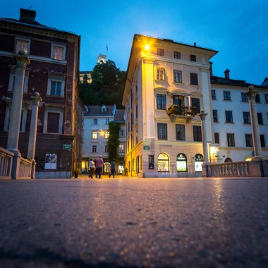 Akşamleyin köprüden Ljubljana maiyetine bir atış..